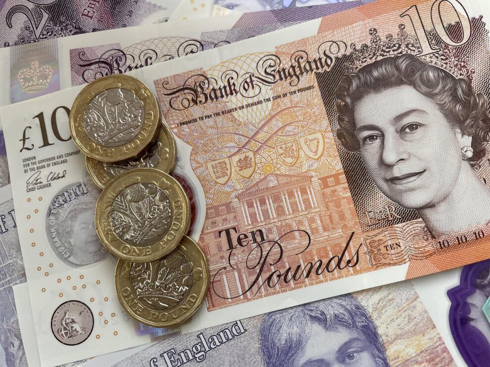 Sterling Decline in European Trade Amidst UK Interest Rate Speculation