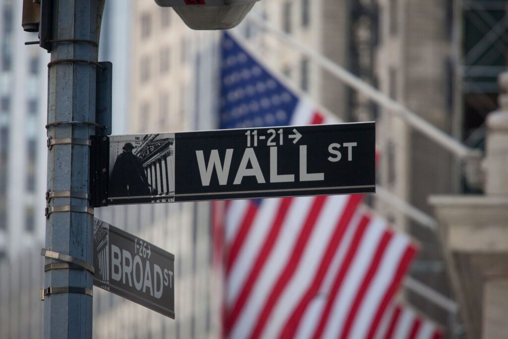 Wall Street Climbs After Data: Positive Signals for US Stock Indices