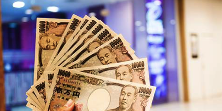 Yen Hovers Near Four-Week High Ahead of US Payrolls Data